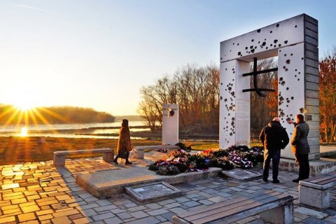 Devín castle & Iron Curtain<BR><H4>From 69 €<BR>Explore the borderlines of civilizations – where history was written</h4>