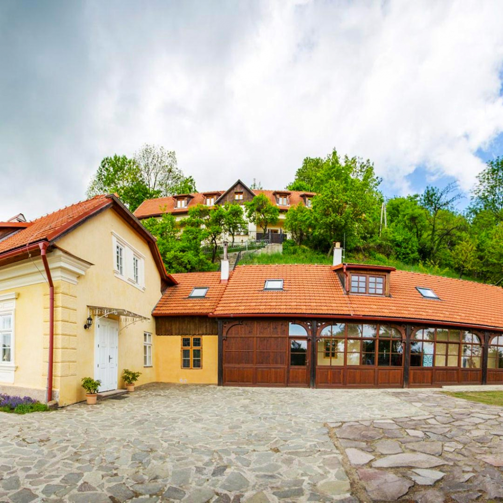 Accommodation in a cozy guest house in the historical town center