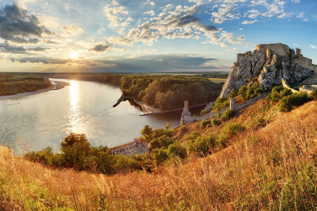 Water trail:<BR>Hainburg - Devín - Bratislava